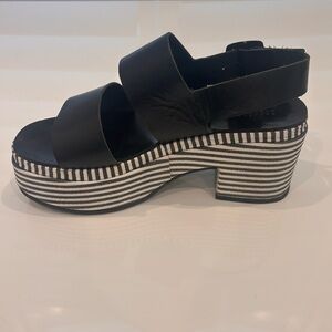 BARNEYS NEW YORK VINTAGE SANDALS SZ 38 
Platform sandal. So chic black and white